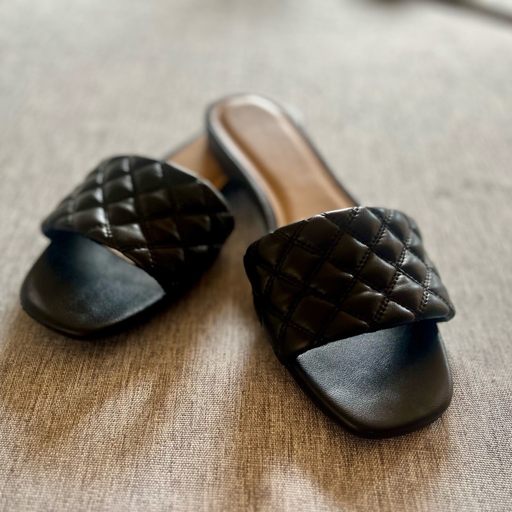 BLACK QUILTED SLIDE SANDALS